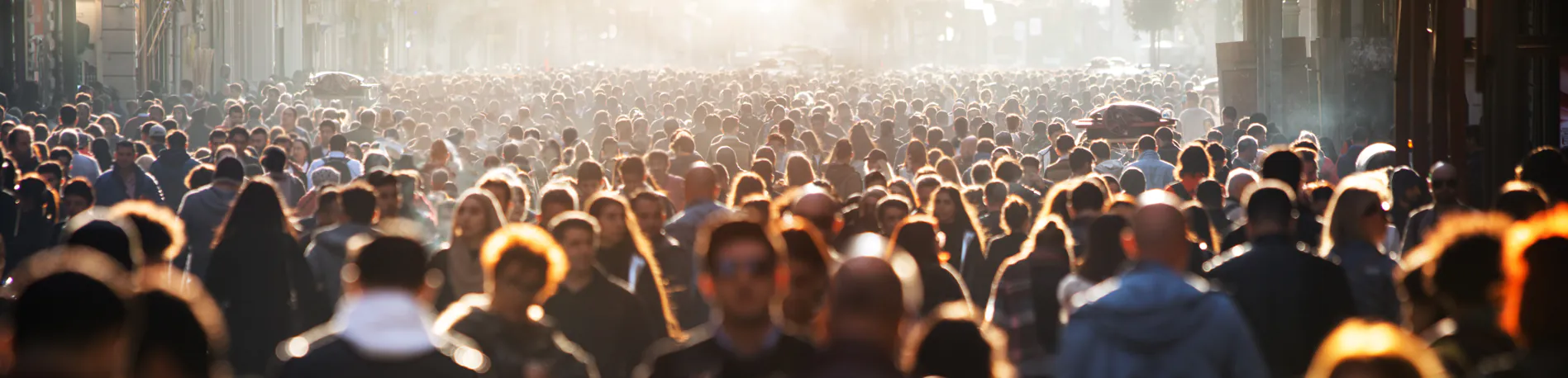 Menschenmenge bei Tageslicht